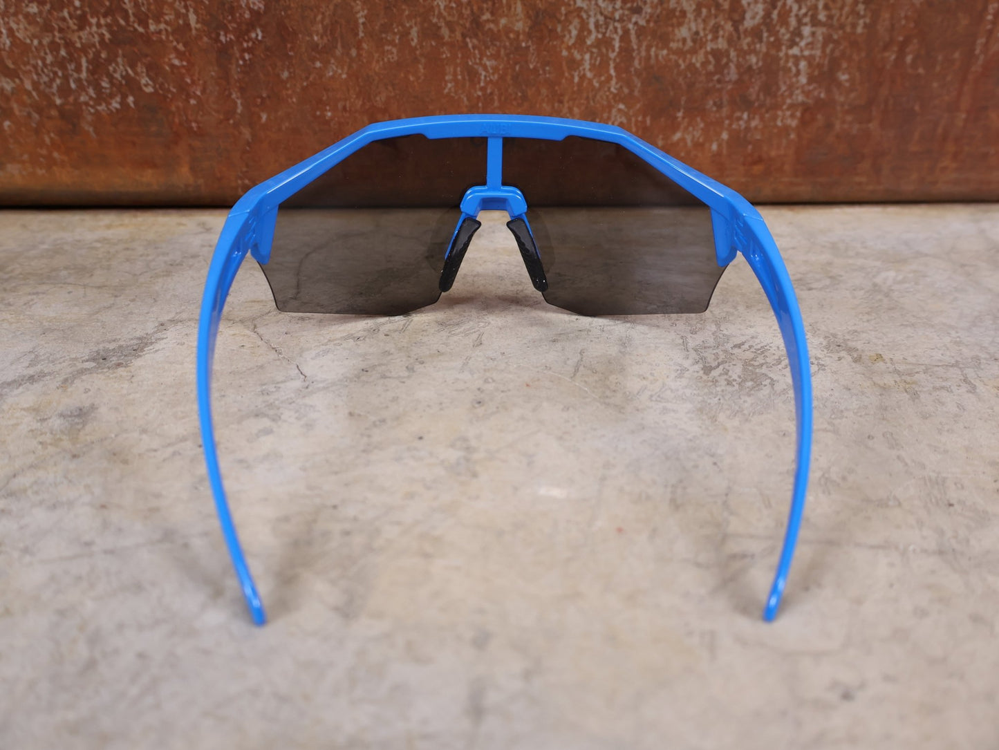 Brillen von Koo, KOO RED BULL - BORA HANSGROHE ALIBI PRO SONNENBRILLE / BLUE JERSEY vor USEDBIKES - OB.DE Hintergrund