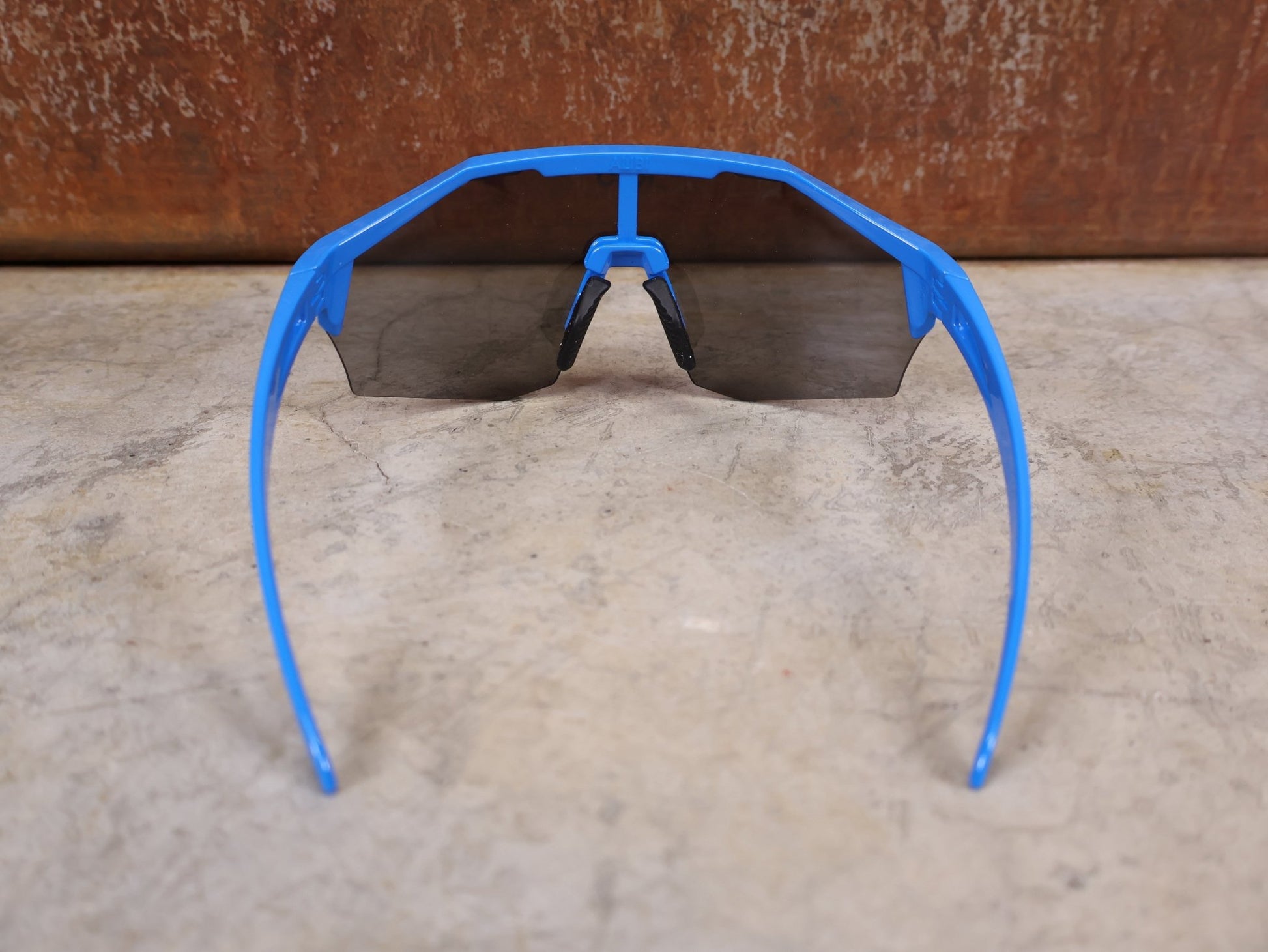 Brillen von Koo, KOO RED BULL - BORA HANSGROHE ALIBI PRO SONNENBRILLE / BLUE JERSEY vor USEDBIKES - OB.DE Hintergrund