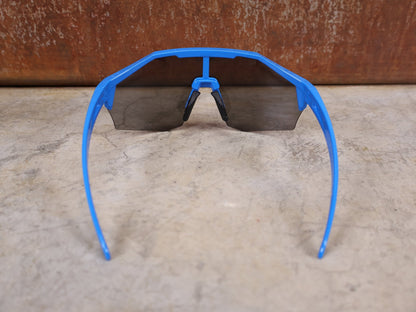 Brillen von Koo, KOO RED BULL - BORA HANSGROHE ALIBI PRO SONNENBRILLE / BLUE JERSEY vor USEDBIKES - OB.DE Hintergrund