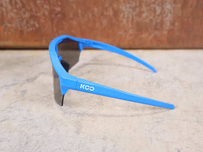 Brillen von Koo, KOO RED BULL - BORA HANSGROHE ALIBI PRO SONNENBRILLE / BLUE JERSEY vor USEDBIKES - OB.DE Hintergrund