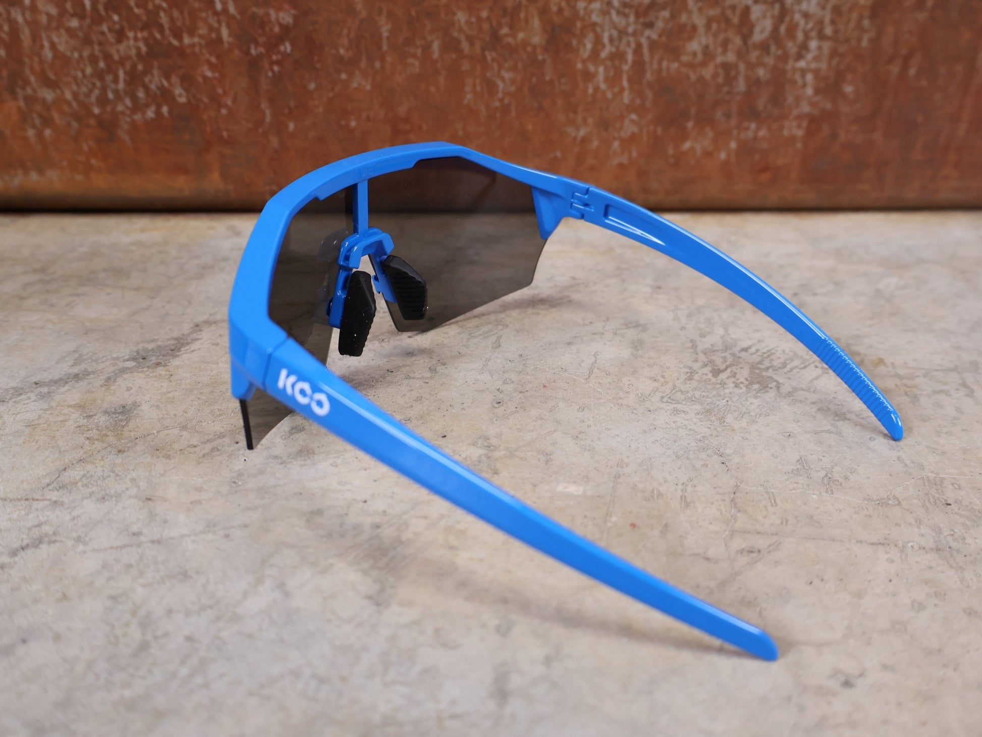 Brillen von Koo, KOO RED BULL - BORA HANSGROHE ALIBI PRO SONNENBRILLE / BLUE JERSEY vor USEDBIKES - OB.DE Hintergrund