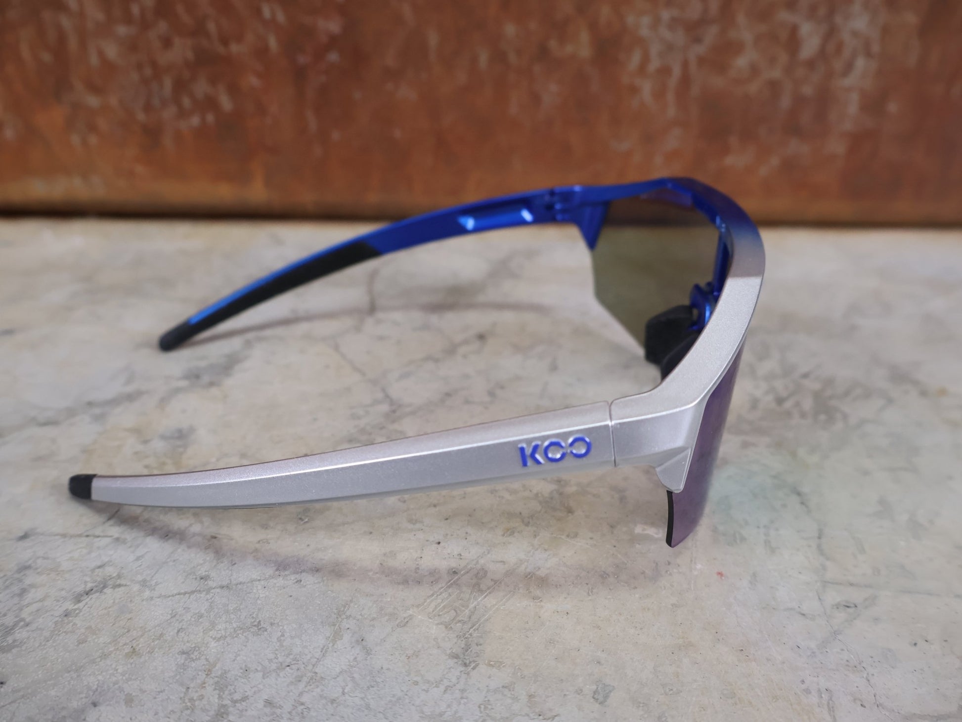 Brillen von Koo, KOO RED BULL - BORA HANSGROHE ALIBI PRO SONNENBRILLE / GREEN MIRROR vor USEDBIKES - OB.DE Hintergrund