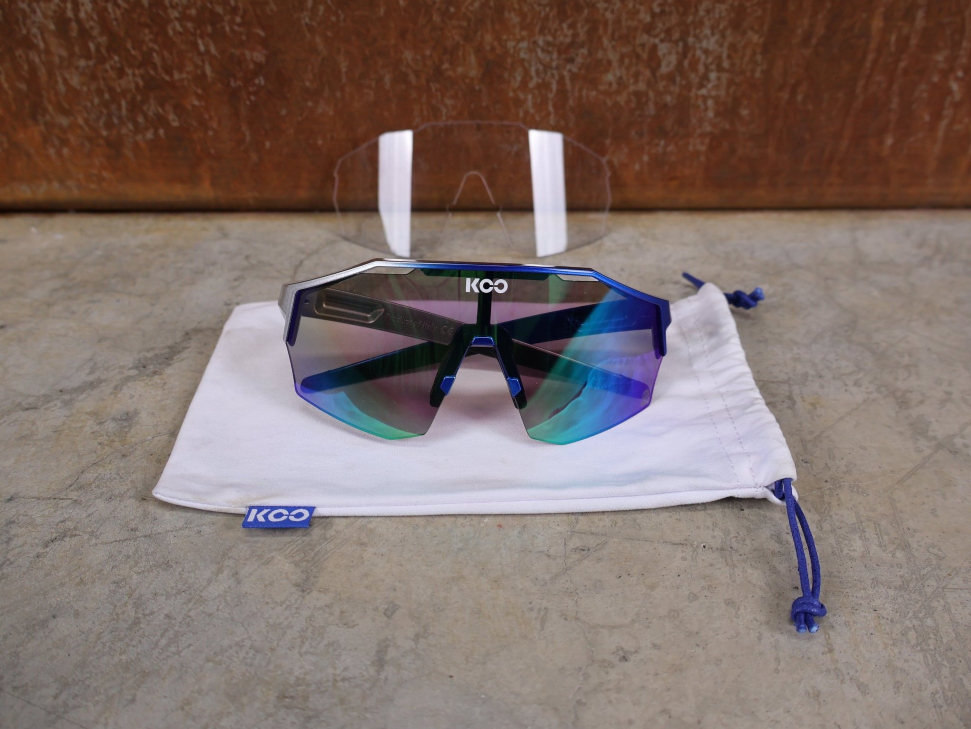 Brillen von Koo, KOO RED BULL - BORA HANSGROHE ALIBI PRO SONNENBRILLE / GREEN MIRROR vor USEDBIKES - OB.DE Hintergrund