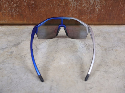 Brillen von Koo, KOO RED BULL - BORA HANSGROHE ALIBI PRO SONNENBRILLE / GREEN MIRROR vor USEDBIKES - OB.DE Hintergrund