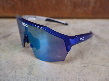 Brillen von Koo, KOO RED BULL - BORA HANSGROHE ALIBI PRO SONNENBRILLE / GREEN MIRROR vor USEDBIKES - OB.DE Hintergrund