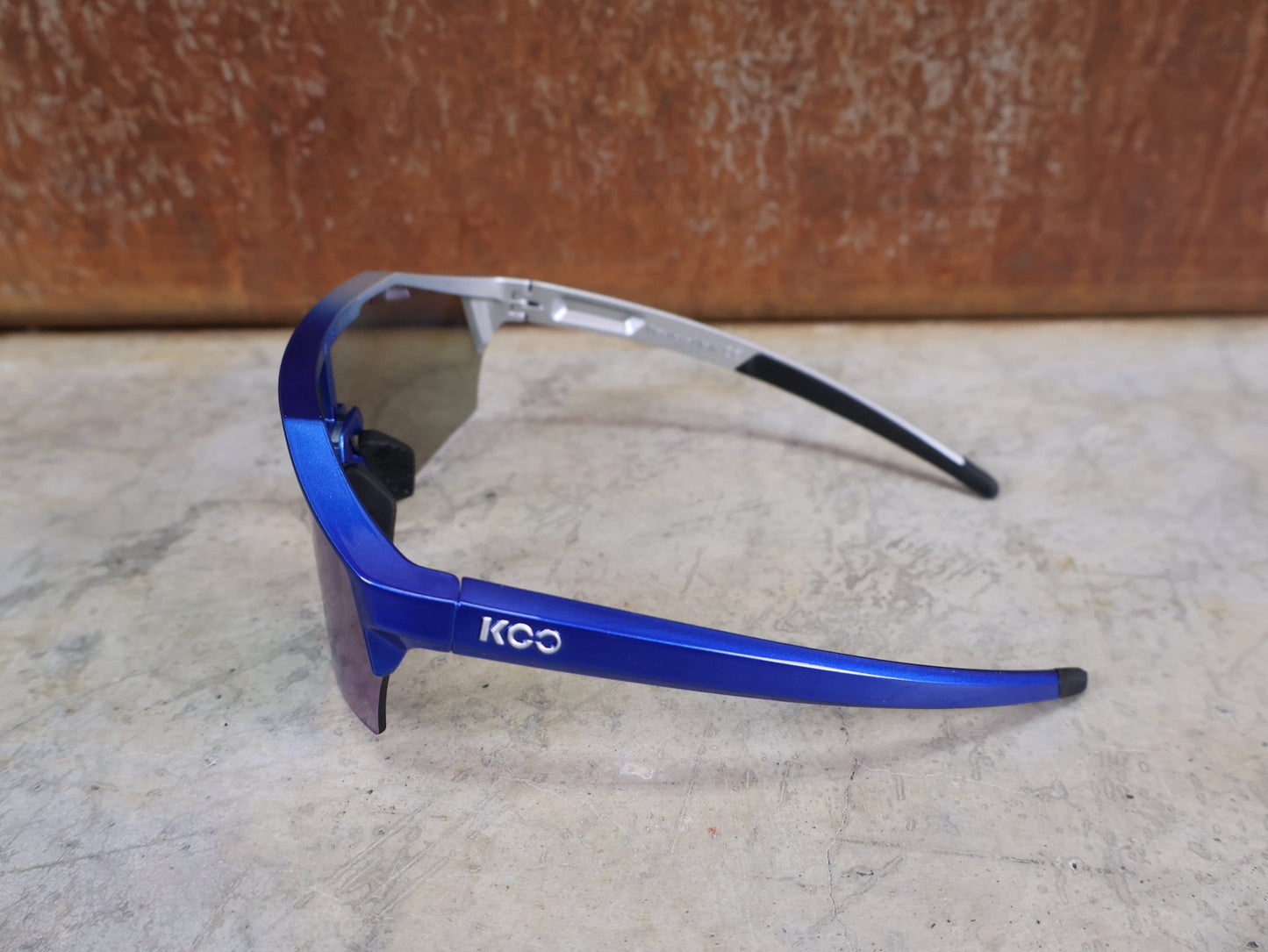 Brillen von Koo, KOO RED BULL - BORA HANSGROHE ALIBI PRO SONNENBRILLE / GREEN MIRROR vor USEDBIKES - OB.DE Hintergrund