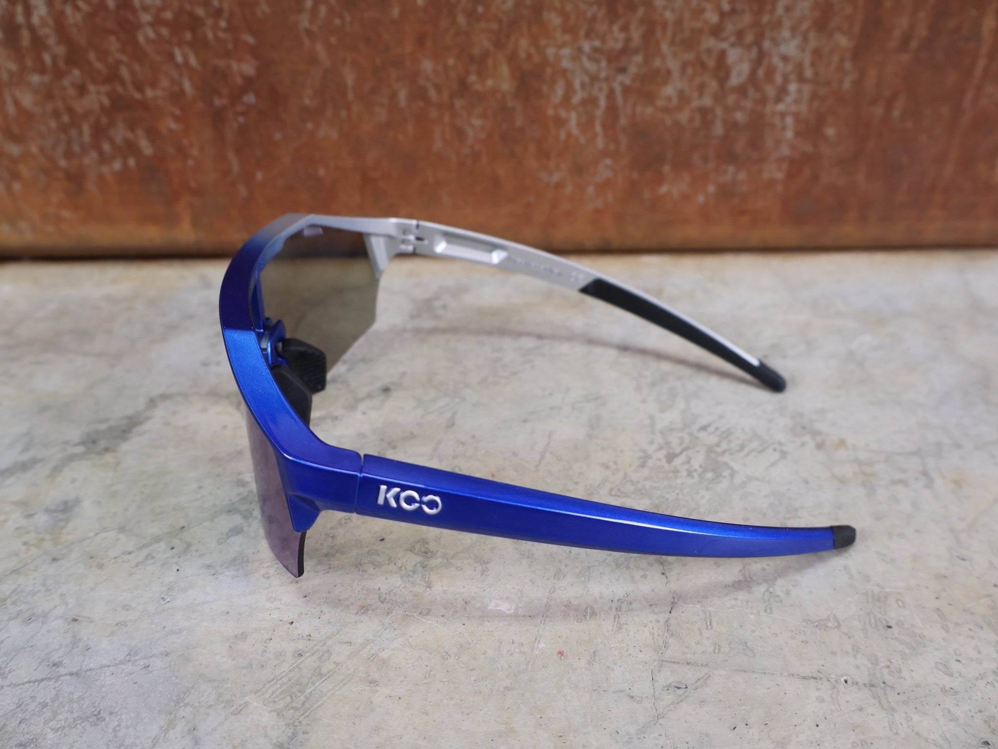 Brillen von Koo, KOO RED BULL - BORA HANSGROHE ALIBI PRO SONNENBRILLE / GREEN MIRROR vor USEDBIKES - OB.DE Hintergrund