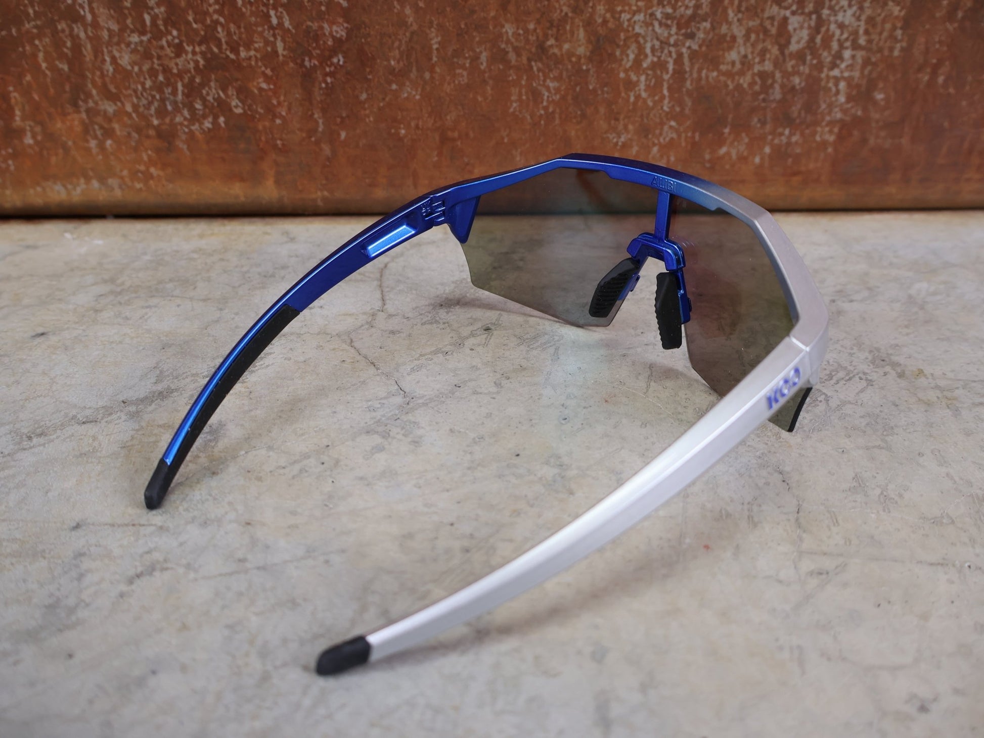 Brillen von Koo, KOO RED BULL - BORA HANSGROHE ALIBI PRO SONNENBRILLE / GREEN MIRROR vor USEDBIKES - OB.DE Hintergrund