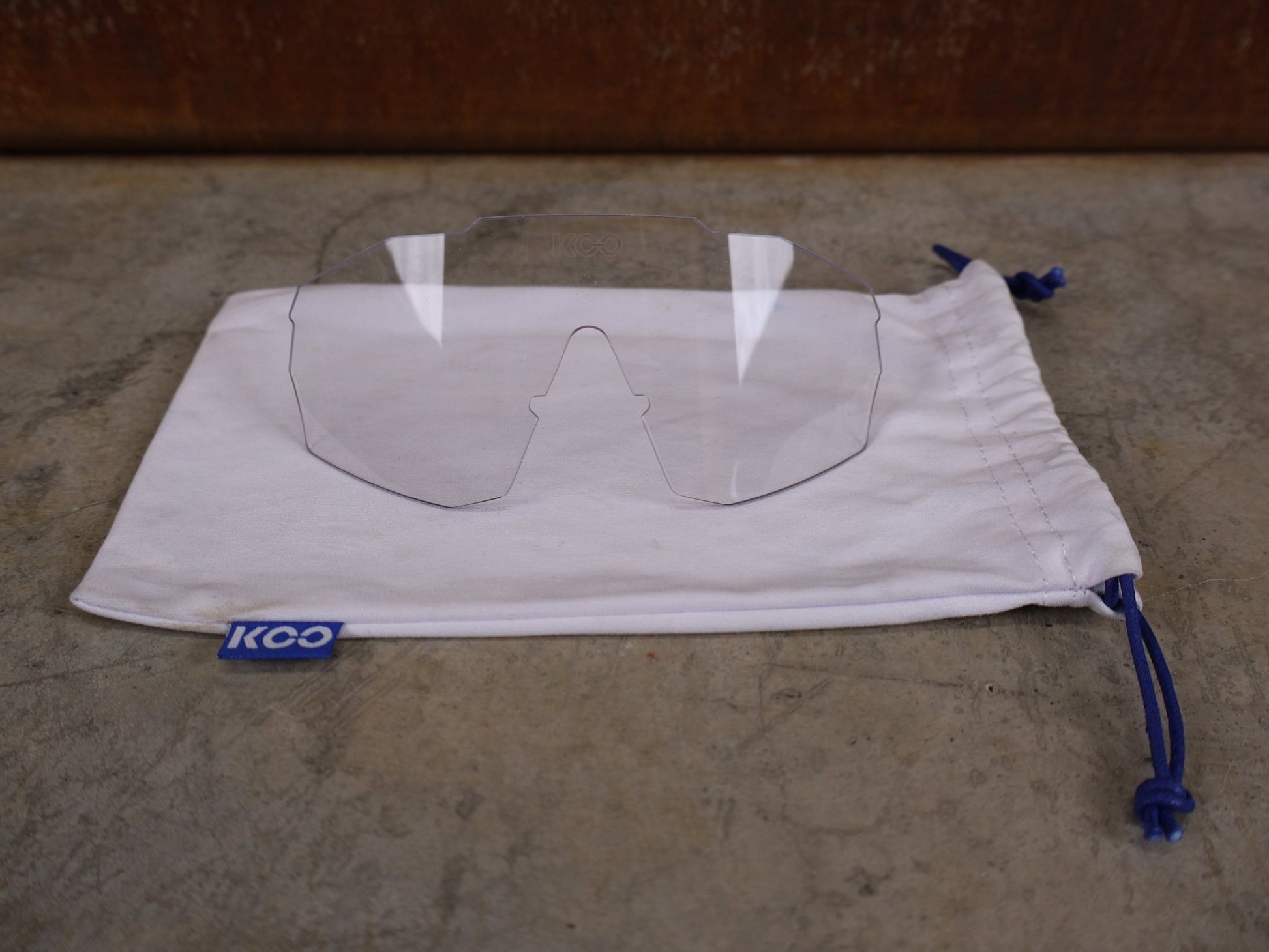 Brillen von Koo, KOO RED BULL - BORA HANSGROHE ALIBI PRO SONNENBRILLE / GREEN MIRROR vor USEDBIKES - OB.DE Hintergrund