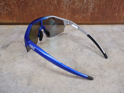 Brillen von Koo, KOO RED BULL - BORA HANSGROHE ALIBI PRO SONNENBRILLE / GREEN MIRROR vor USEDBIKES - OB.DE Hintergrund