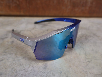 Brillen von Koo, KOO RED BULL - BORA HANSGROHE ALIBI PRO SONNENBRILLE / GREEN MIRROR vor USEDBIKES - OB.DE Hintergrund