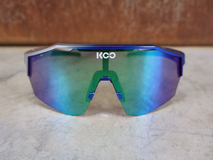 Brillen von Koo, KOO RED BULL - BORA HANSGROHE ALIBI PRO SONNENBRILLE / GREEN MIRROR vor USEDBIKES - OB.DE Hintergrund