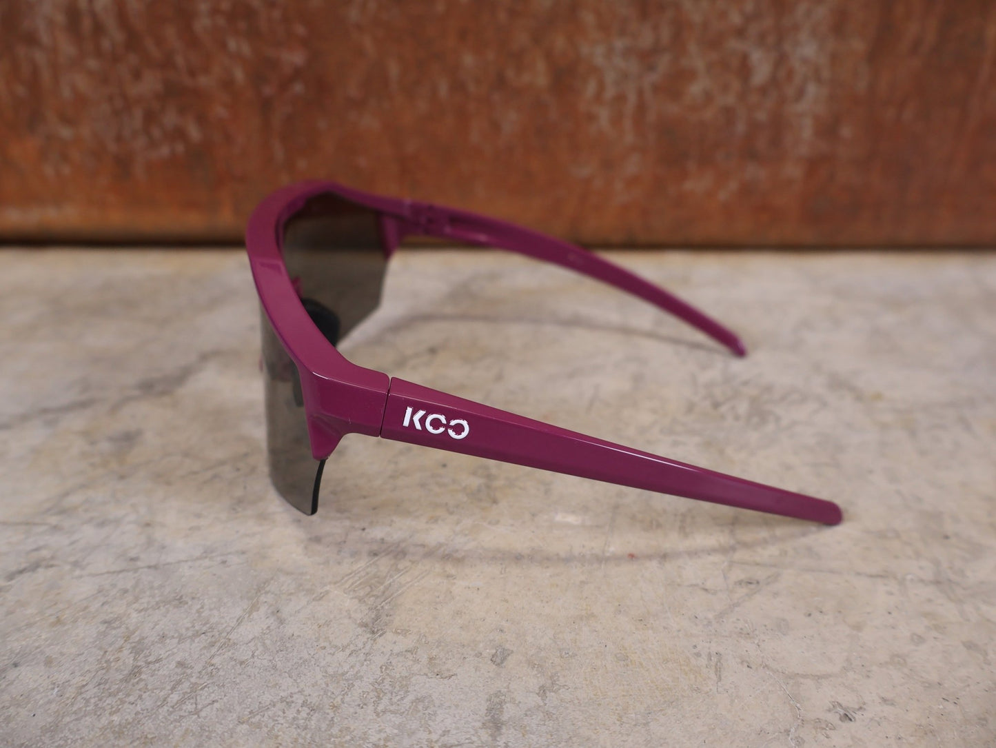 Brillen von Koo, KOO RED BULL - BORA HANSGROHE ALIBI PRO SONNENBRILLE / MAGLIA CICLAMINO vor USEDBIKES - OB.DE Hintergrund