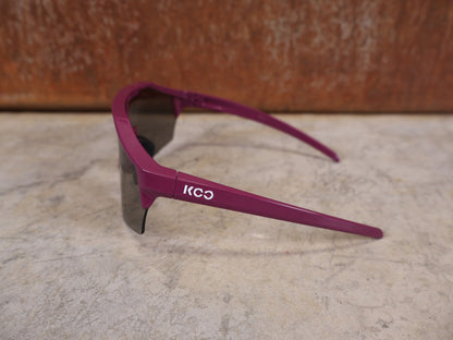 Brillen von Koo, KOO RED BULL - BORA HANSGROHE ALIBI PRO SONNENBRILLE / MAGLIA CICLAMINO vor USEDBIKES - OB.DE Hintergrund