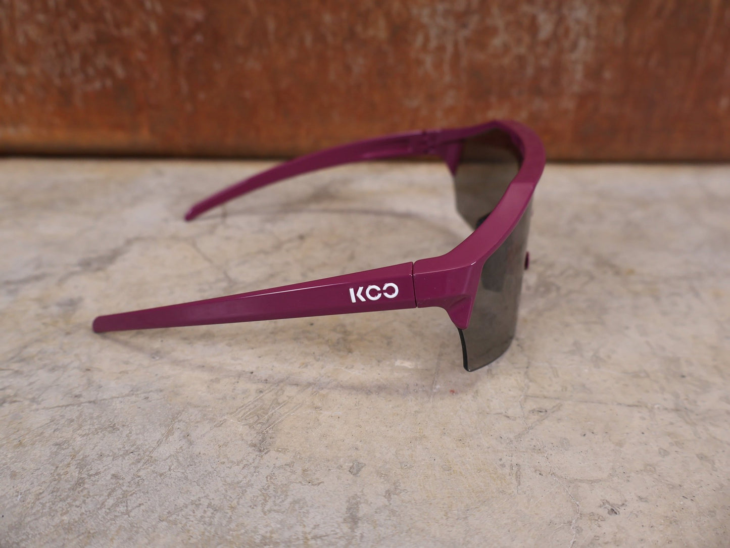 Brillen von Koo, KOO RED BULL - BORA HANSGROHE ALIBI PRO SONNENBRILLE / MAGLIA CICLAMINO vor USEDBIKES - OB.DE Hintergrund