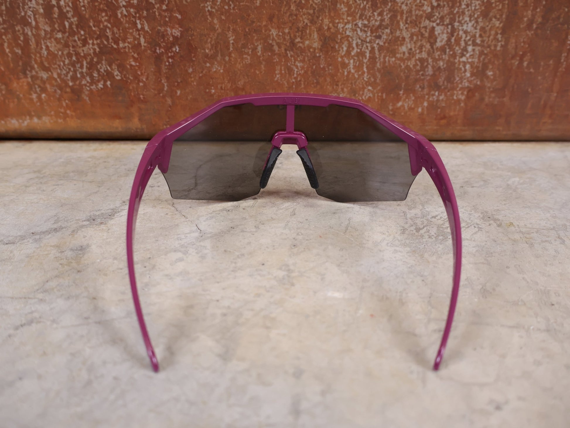 Brillen von Koo, KOO RED BULL - BORA HANSGROHE ALIBI PRO SONNENBRILLE / MAGLIA CICLAMINO vor USEDBIKES - OB.DE Hintergrund