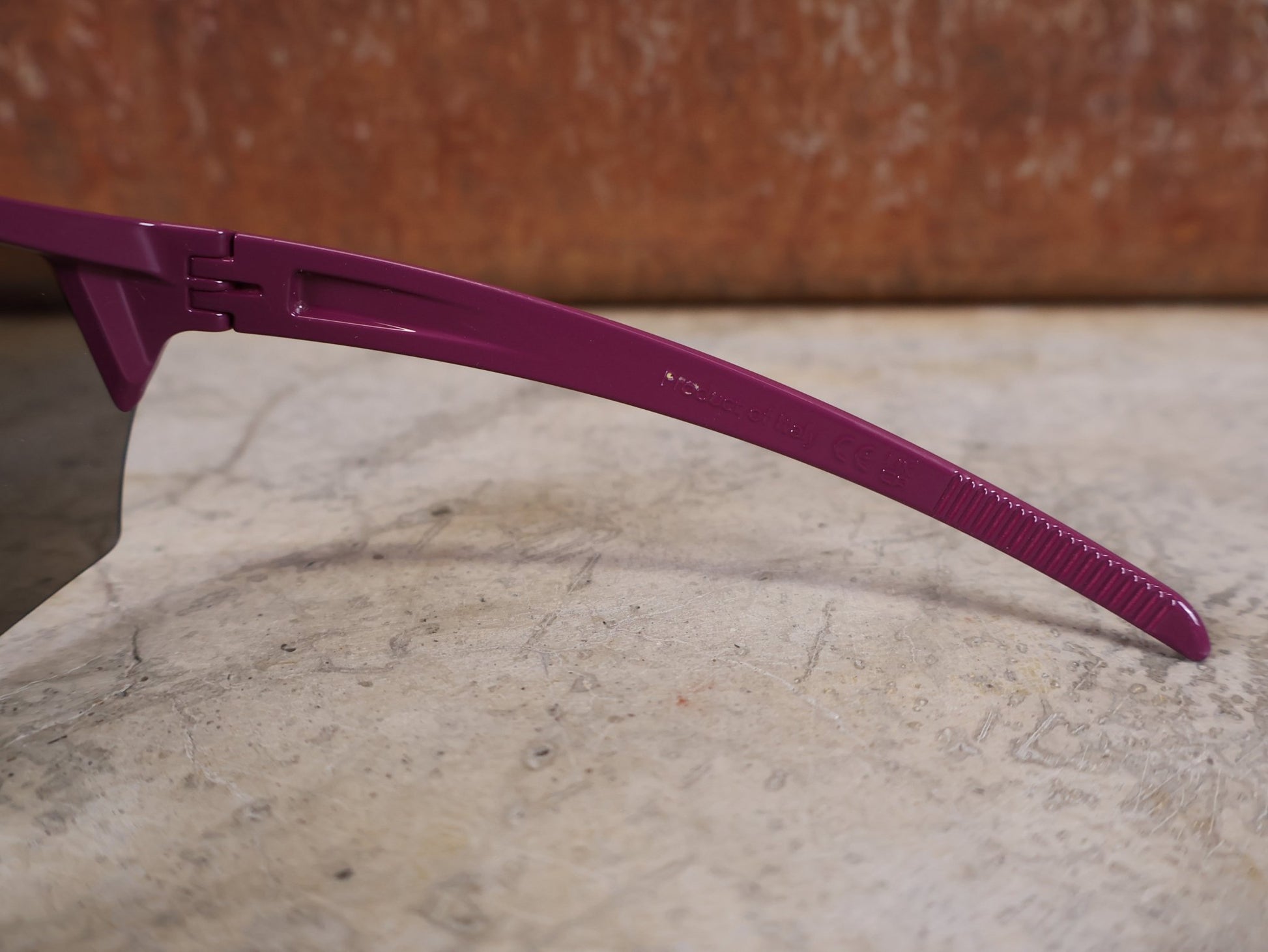 Brillen von Koo, KOO RED BULL - BORA HANSGROHE ALIBI PRO SONNENBRILLE / MAGLIA CICLAMINO vor USEDBIKES - OB.DE Hintergrund