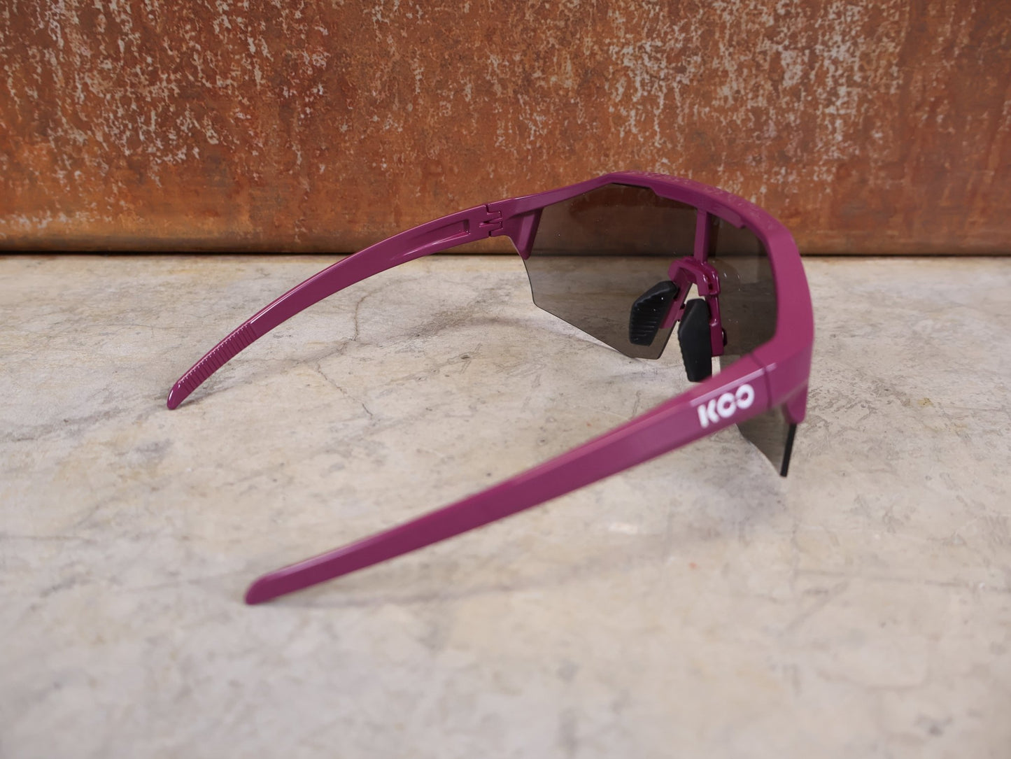 Brillen von Koo, KOO RED BULL - BORA HANSGROHE ALIBI PRO SONNENBRILLE / MAGLIA CICLAMINO vor USEDBIKES - OB.DE Hintergrund