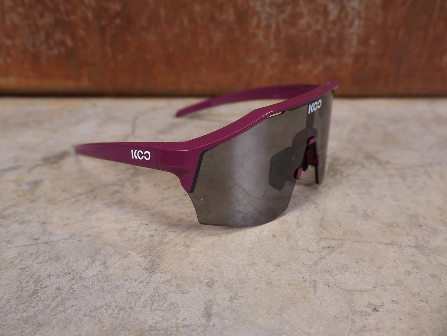 Brillen von Koo, KOO RED BULL - BORA HANSGROHE ALIBI PRO SONNENBRILLE / MAGLIA CICLAMINO vor USEDBIKES - OB.DE Hintergrund