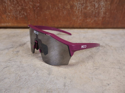 Brillen von Koo, KOO RED BULL - BORA HANSGROHE ALIBI PRO SONNENBRILLE / MAGLIA CICLAMINO vor USEDBIKES - OB.DE Hintergrund