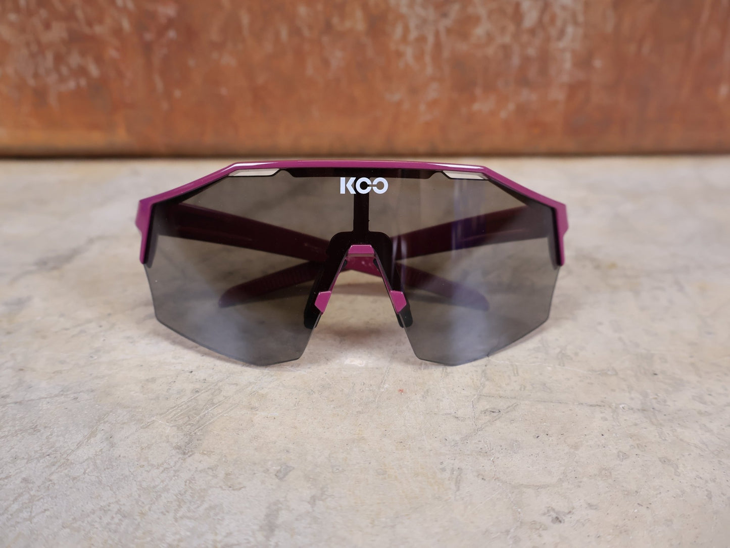 Brillen von Koo, KOO RED BULL - BORA HANSGROHE ALIBI PRO SONNENBRILLE / MAGLIA CICLAMINO vor USEDBIKES - OB.DE Hintergrund