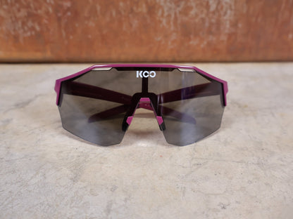 Brillen von Koo, KOO RED BULL - BORA HANSGROHE ALIBI PRO SONNENBRILLE / MAGLIA CICLAMINO vor USEDBIKES - OB.DE Hintergrund