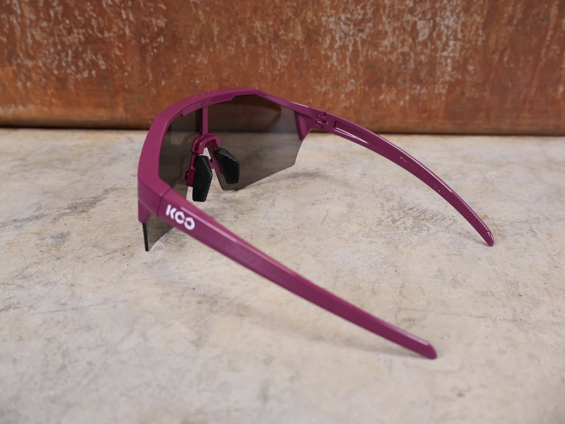 Brillen von Koo, KOO RED BULL - BORA HANSGROHE ALIBI PRO SONNENBRILLE / MAGLIA CICLAMINO vor USEDBIKES - OB.DE Hintergrund