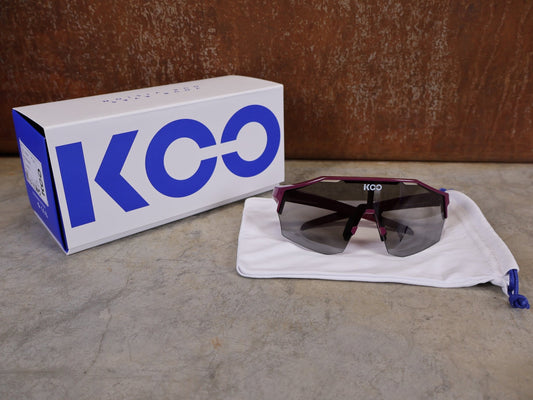 Brillen von Koo, KOO RED BULL - BORA HANSGROHE ALIBI PRO SONNENBRILLE / MAGLIA CICLAMINO vor USEDBIKES - OB.DE Hintergrund