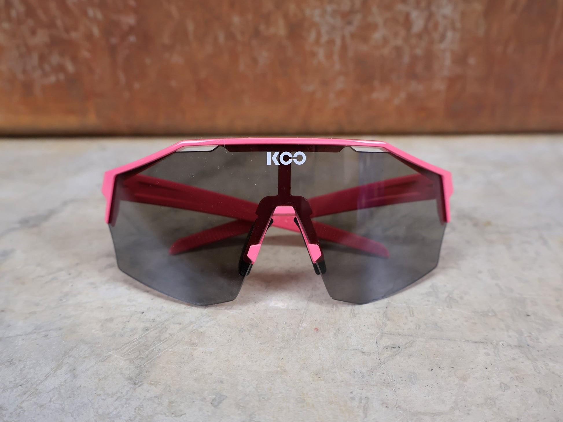 Brillen von Koo, KOO RED BULL - BORA HANSGROHE ALIBI PRO SONNENBRILLE / MAGLIA CICLAMINO / PINK vor USEDBIKES - OB.DE Hintergrund