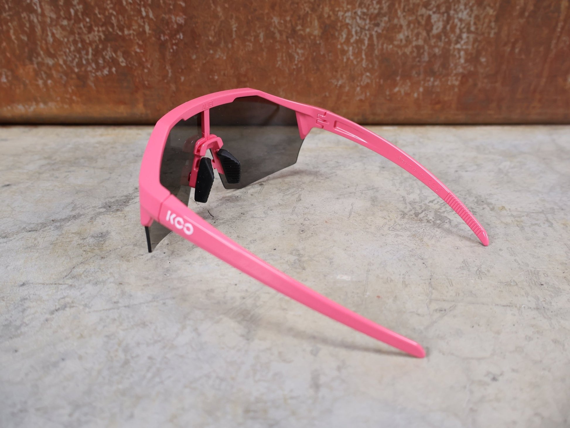 Brillen von Koo, KOO RED BULL - BORA HANSGROHE ALIBI PRO SONNENBRILLE / MAGLIA CICLAMINO / PINK vor USEDBIKES - OB.DE Hintergrund