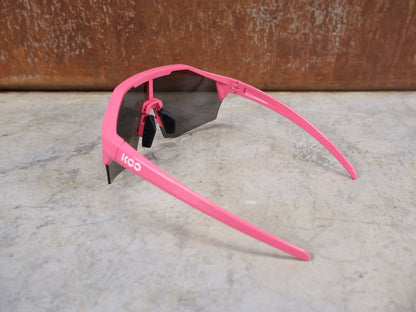 Brillen von Koo, KOO RED BULL - BORA HANSGROHE ALIBI PRO SONNENBRILLE / MAGLIA CICLAMINO / PINK vor USEDBIKES - OB.DE Hintergrund