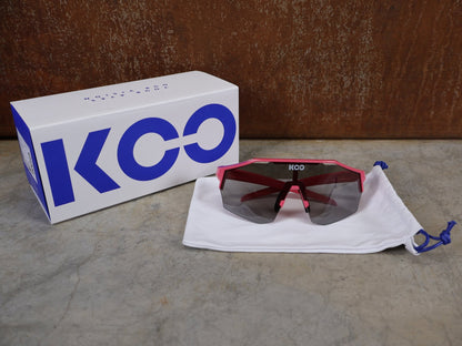 Brillen von Koo, KOO RED BULL - BORA HANSGROHE ALIBI PRO SONNENBRILLE / MAGLIA CICLAMINO / PINK vor USEDBIKES - OB.DE Hintergrund