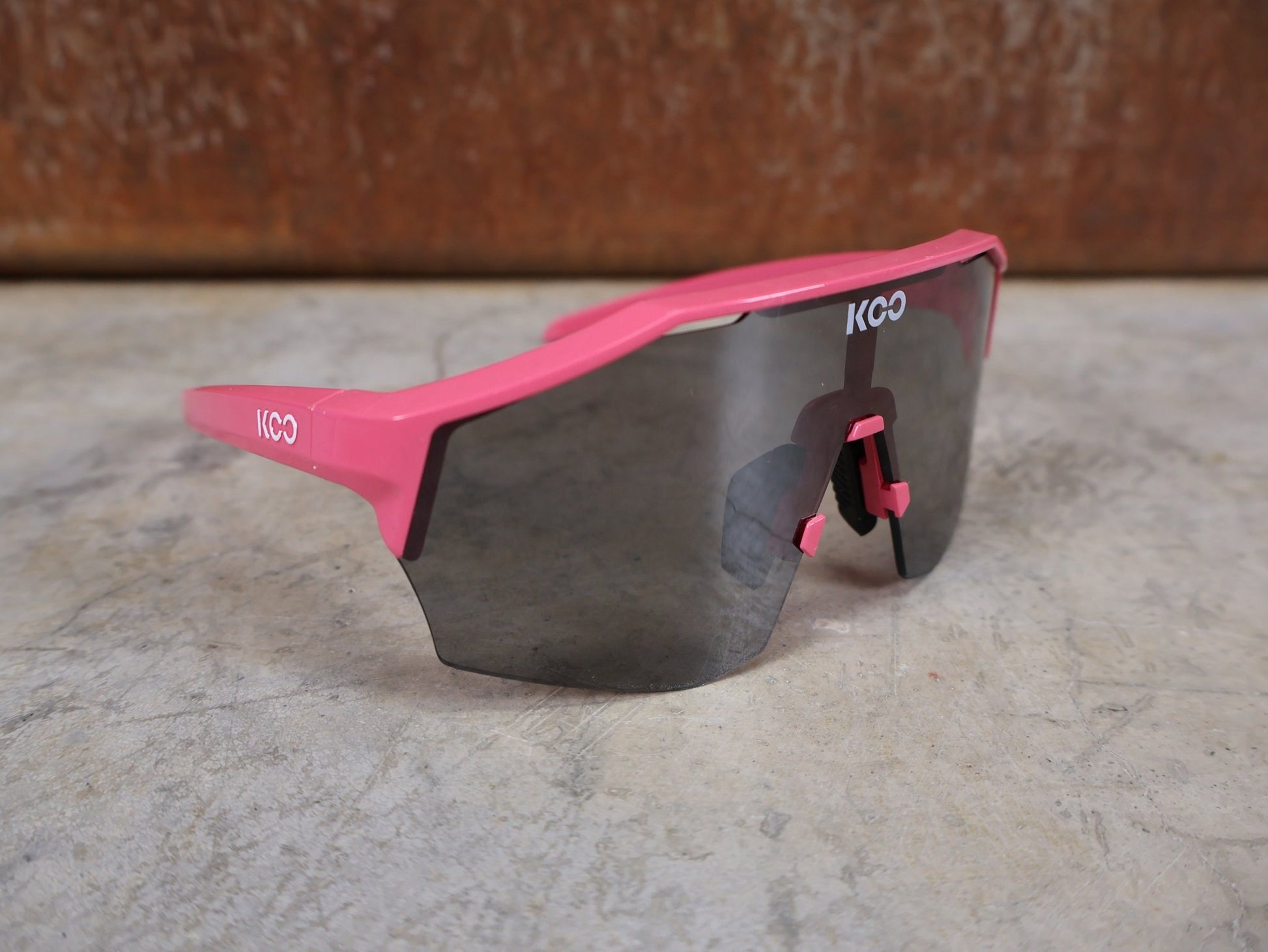 Brillen von Koo, KOO RED BULL - BORA HANSGROHE ALIBI PRO SONNENBRILLE / MAGLIA CICLAMINO / PINK vor USEDBIKES - OB.DE Hintergrund