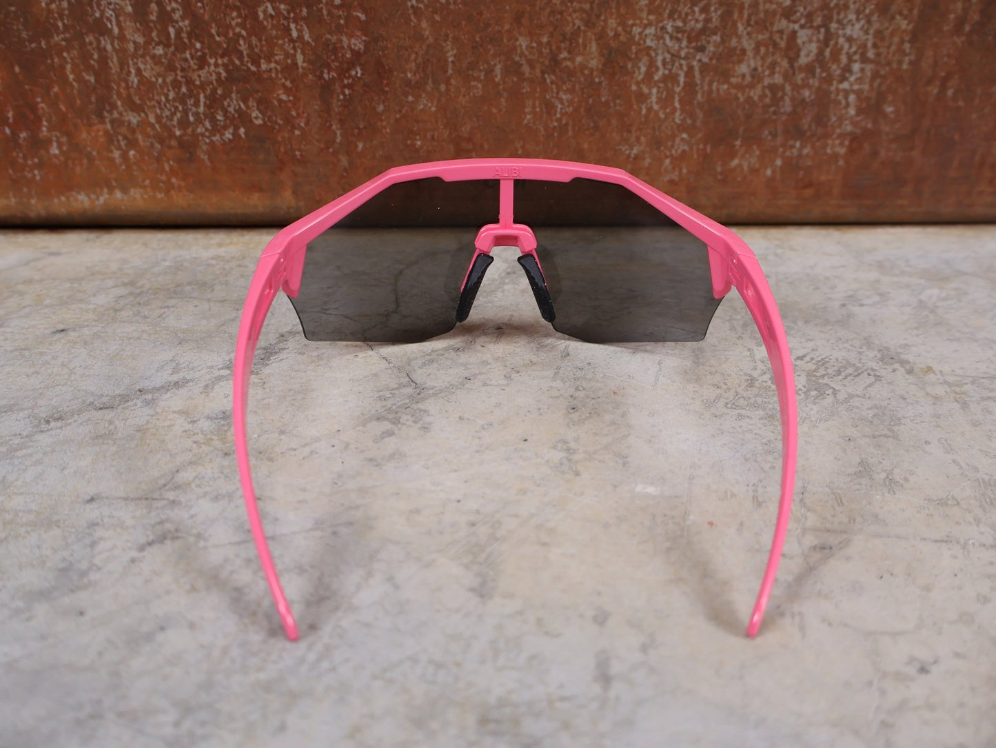 Brillen von Koo, KOO RED BULL - BORA HANSGROHE ALIBI PRO SONNENBRILLE / MAGLIA CICLAMINO / PINK vor USEDBIKES - OB.DE Hintergrund