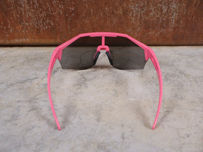 Brillen von Koo, KOO RED BULL - BORA HANSGROHE ALIBI PRO SONNENBRILLE / MAGLIA CICLAMINO / PINK vor USEDBIKES - OB.DE Hintergrund