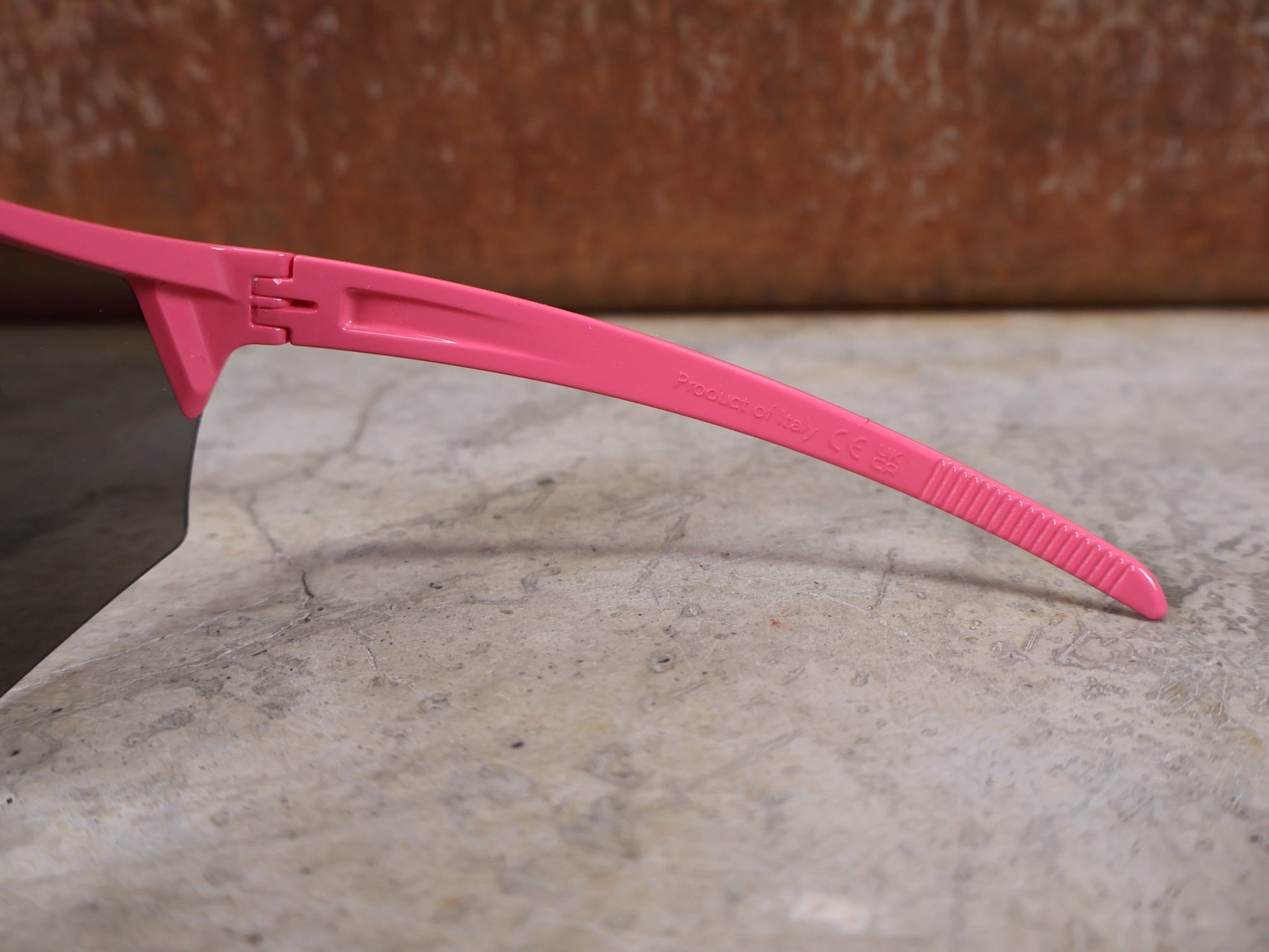 Brillen von Koo, KOO RED BULL - BORA HANSGROHE ALIBI PRO SONNENBRILLE / MAGLIA CICLAMINO / PINK vor USEDBIKES - OB.DE Hintergrund