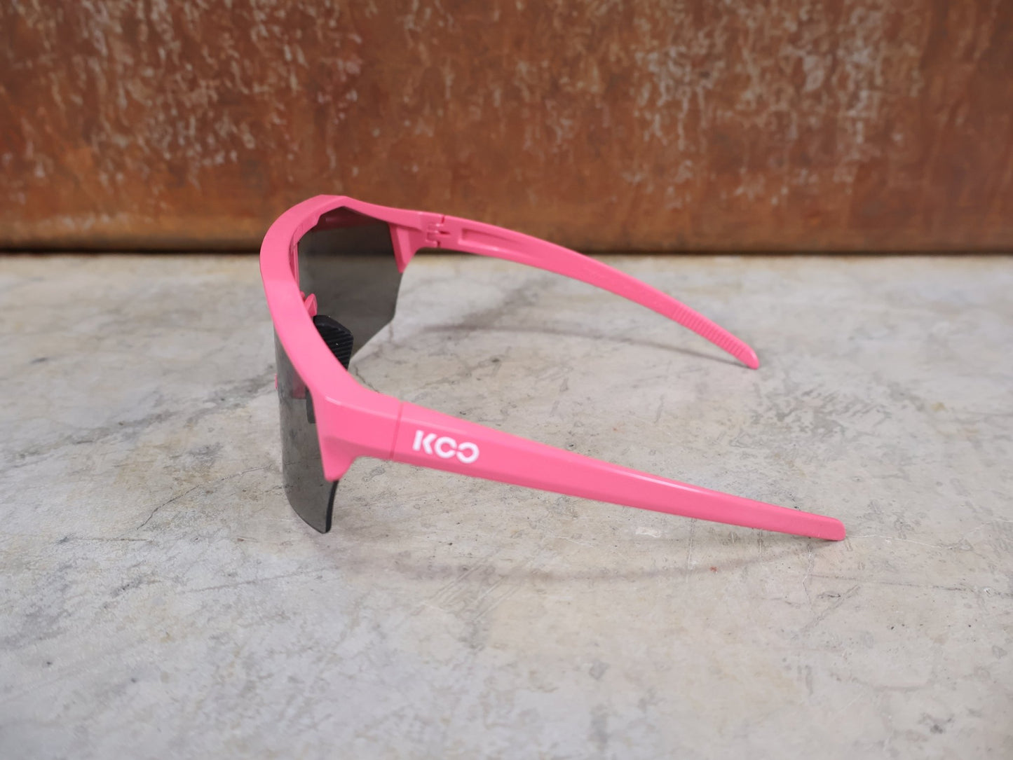 Brillen von Koo, KOO RED BULL - BORA HANSGROHE ALIBI PRO SONNENBRILLE / MAGLIA CICLAMINO / PINK vor USEDBIKES - OB.DE Hintergrund