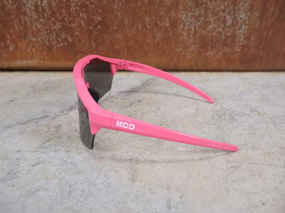 Brillen von Koo, KOO RED BULL - BORA HANSGROHE ALIBI PRO SONNENBRILLE / MAGLIA CICLAMINO / PINK vor USEDBIKES - OB.DE Hintergrund