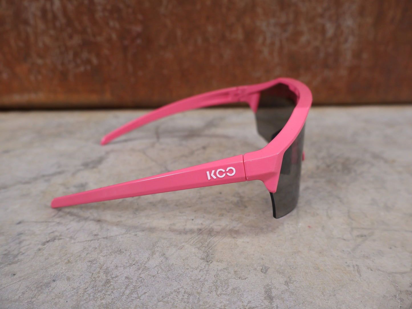 Brillen von Koo, KOO RED BULL - BORA HANSGROHE ALIBI PRO SONNENBRILLE / MAGLIA CICLAMINO / PINK vor USEDBIKES - OB.DE Hintergrund