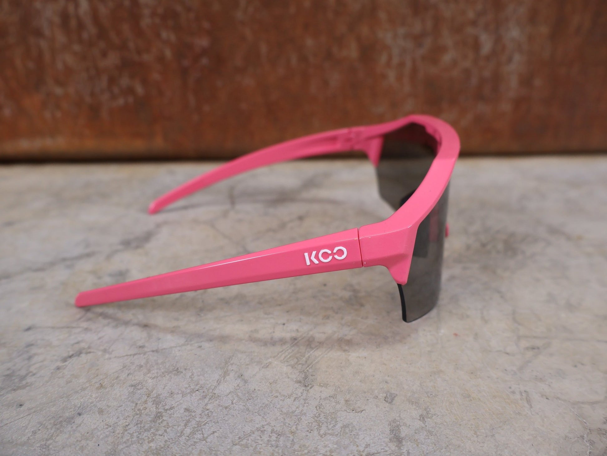 Brillen von Koo, KOO RED BULL - BORA HANSGROHE ALIBI PRO SONNENBRILLE / MAGLIA CICLAMINO / PINK vor USEDBIKES - OB.DE Hintergrund