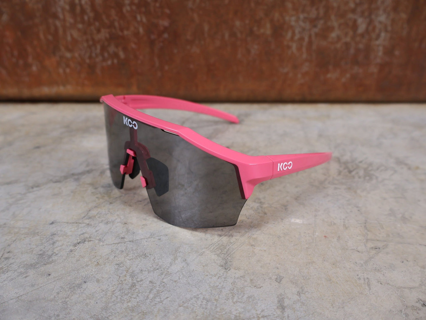 Brillen von Koo, KOO RED BULL - BORA HANSGROHE ALIBI PRO SONNENBRILLE / MAGLIA CICLAMINO / PINK vor USEDBIKES - OB.DE Hintergrund