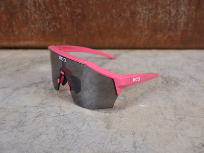 Brillen von Koo, KOO RED BULL - BORA HANSGROHE ALIBI PRO SONNENBRILLE / MAGLIA CICLAMINO / PINK vor USEDBIKES - OB.DE Hintergrund