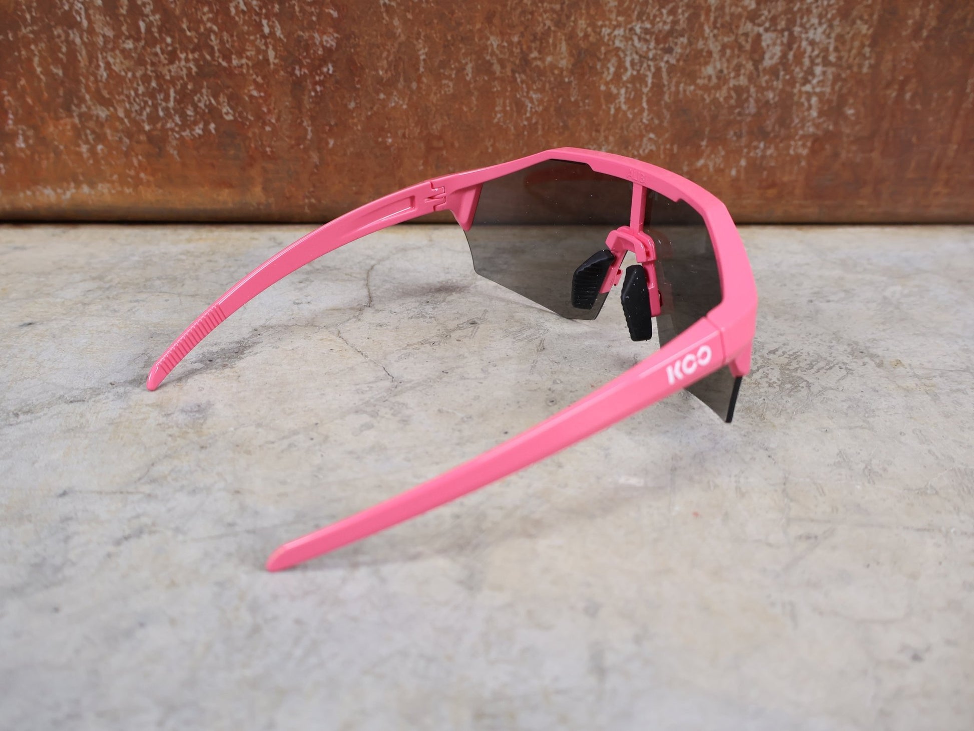 Brillen von Koo, KOO RED BULL - BORA HANSGROHE ALIBI PRO SONNENBRILLE / MAGLIA CICLAMINO / PINK vor USEDBIKES - OB.DE Hintergrund