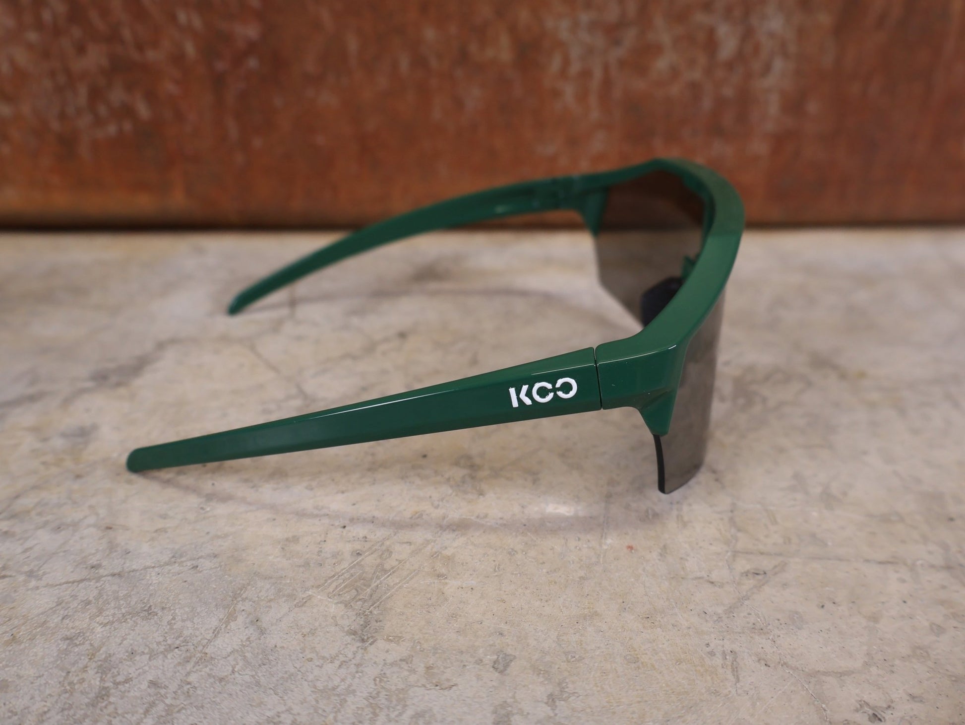 Brillen von Koo, KOO RED BULL - BORA HANSGROHE ALIBI PRO SONNENBRILLE / TOUR DE FRANCE GRÜN vor USEDBIKES - OB.DE Hintergrund