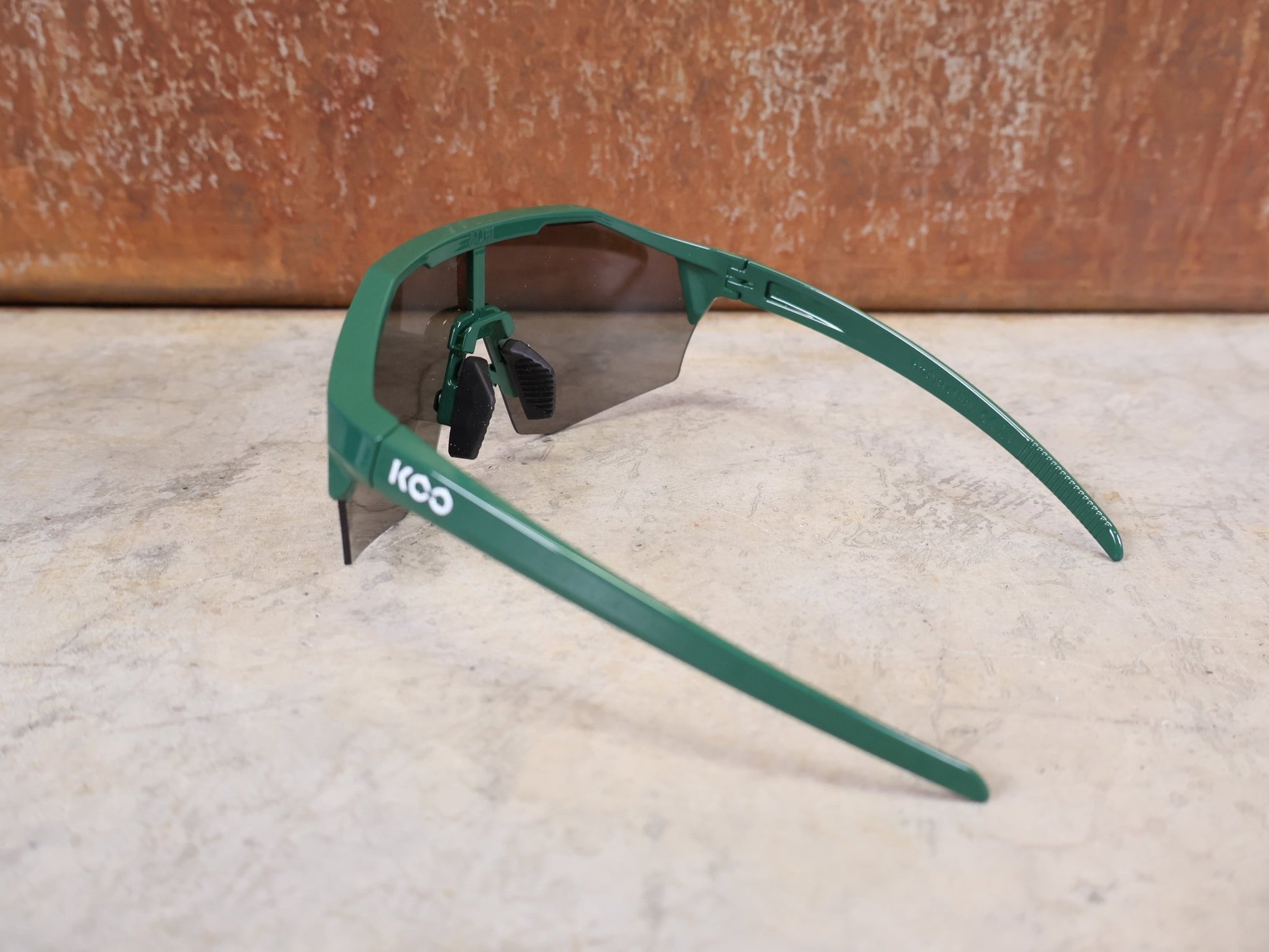 Brillen von Koo, KOO RED BULL - BORA HANSGROHE ALIBI PRO SONNENBRILLE / TOUR DE FRANCE GRÜN vor USEDBIKES - OB.DE Hintergrund