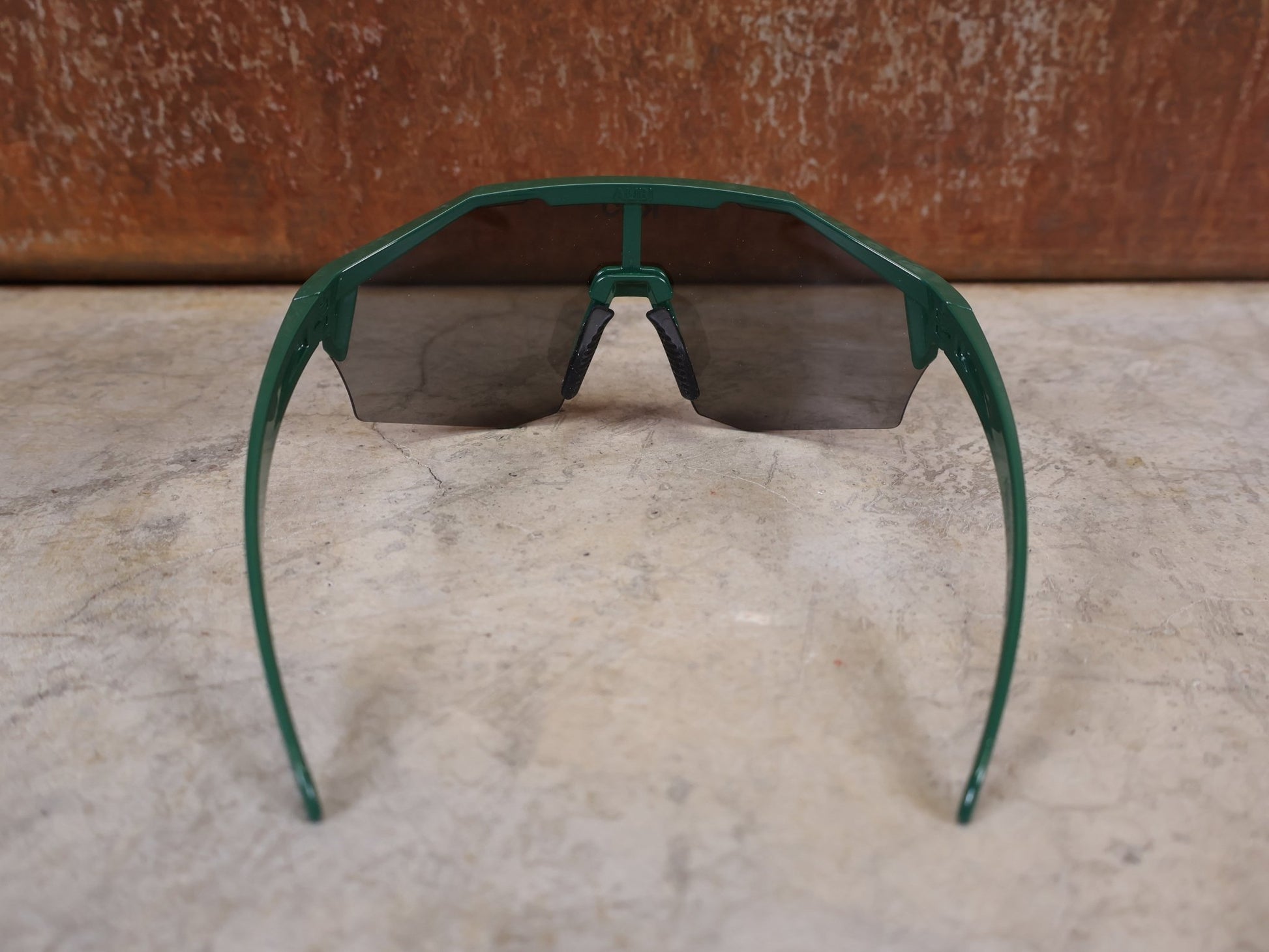 Brillen von Koo, KOO RED BULL - BORA HANSGROHE ALIBI PRO SONNENBRILLE / TOUR DE FRANCE GRÜN vor USEDBIKES - OB.DE Hintergrund