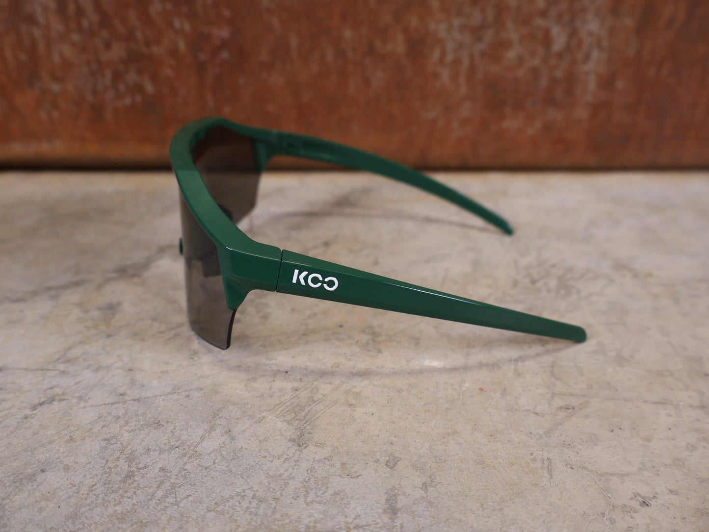 Brillen von Koo, KOO RED BULL - BORA HANSGROHE ALIBI PRO SONNENBRILLE / TOUR DE FRANCE GRÜN vor USEDBIKES - OB.DE Hintergrund