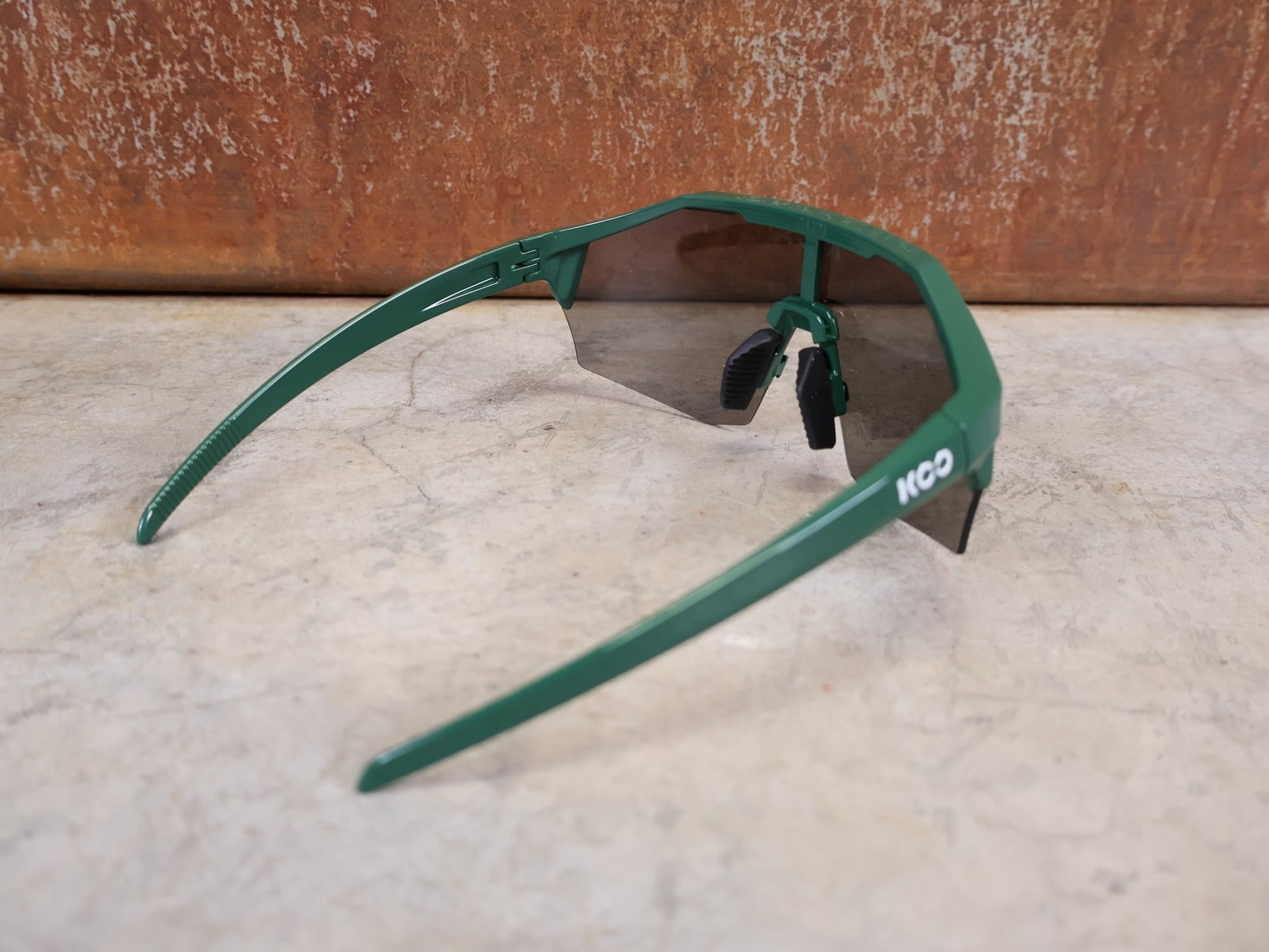 Brillen von Koo, KOO RED BULL - BORA HANSGROHE ALIBI PRO SONNENBRILLE / TOUR DE FRANCE GRÜN vor USEDBIKES - OB.DE Hintergrund