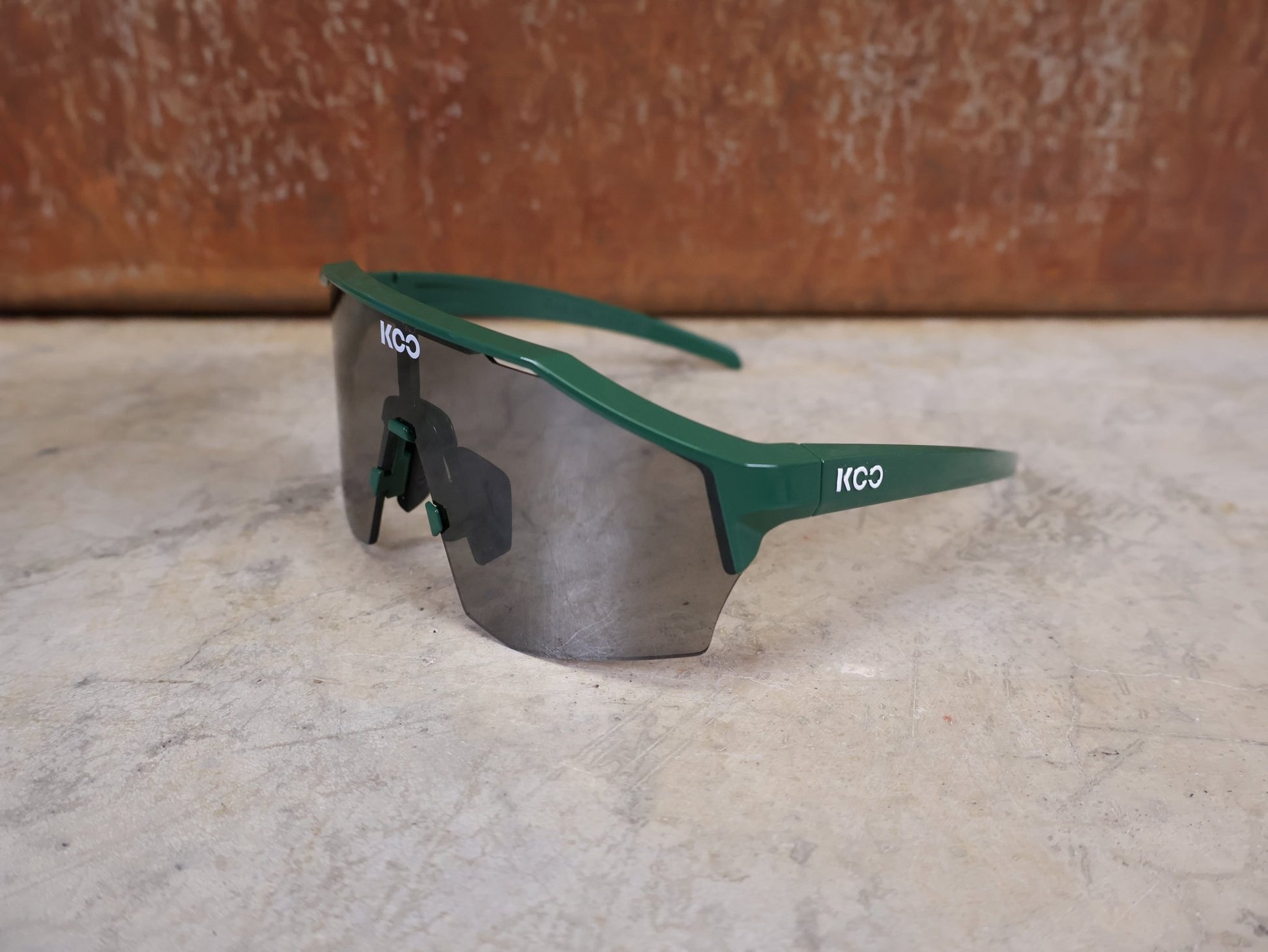 Brillen von Koo, KOO RED BULL - BORA HANSGROHE ALIBI PRO SONNENBRILLE / TOUR DE FRANCE GRÜN vor USEDBIKES - OB.DE Hintergrund