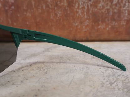 Brillen von Koo, KOO RED BULL - BORA HANSGROHE ALIBI PRO SONNENBRILLE / TOUR DE FRANCE GRÜN vor USEDBIKES - OB.DE Hintergrund